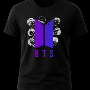 Frente de playera negra de BTS con el logotipo oficial morado en textura grunge y los integrantes en caricatura chibi.