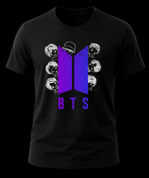 Frente de playera negra de BTS con el logotipo oficial morado en textura grunge y los integrantes en caricatura chibi.