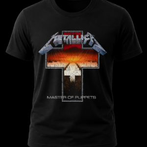 Frente de playera negra de Metallica con el diseño del álbum Master of Puppets integrado dentro de una gran cruz metálica.