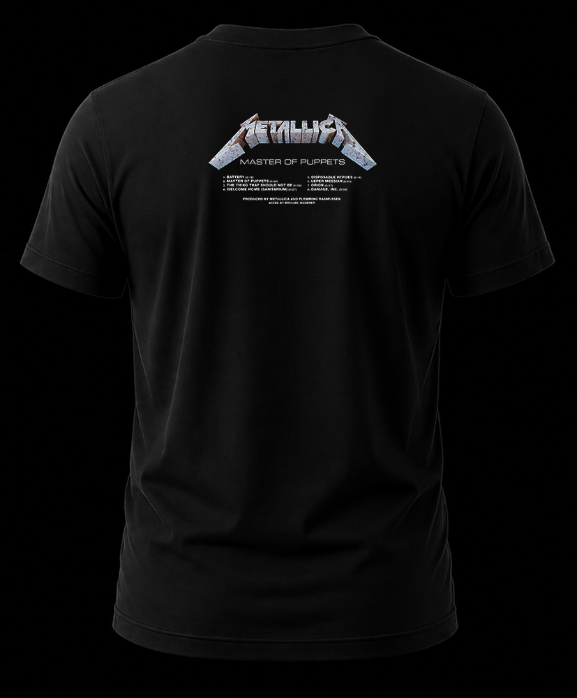 metallica master od puppets 1.2 Vista trasera de playera negra de Metallica con el logotipo de la banda y el tracklist de canciones impreso en blanco en la nuca.