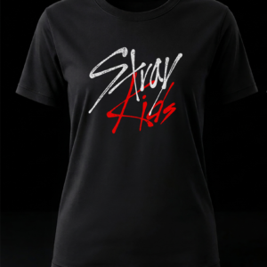 Frente de playera negra de Stray Kids con el logotipo oficial en tipografía estilo brocha de color blanco y rojo.