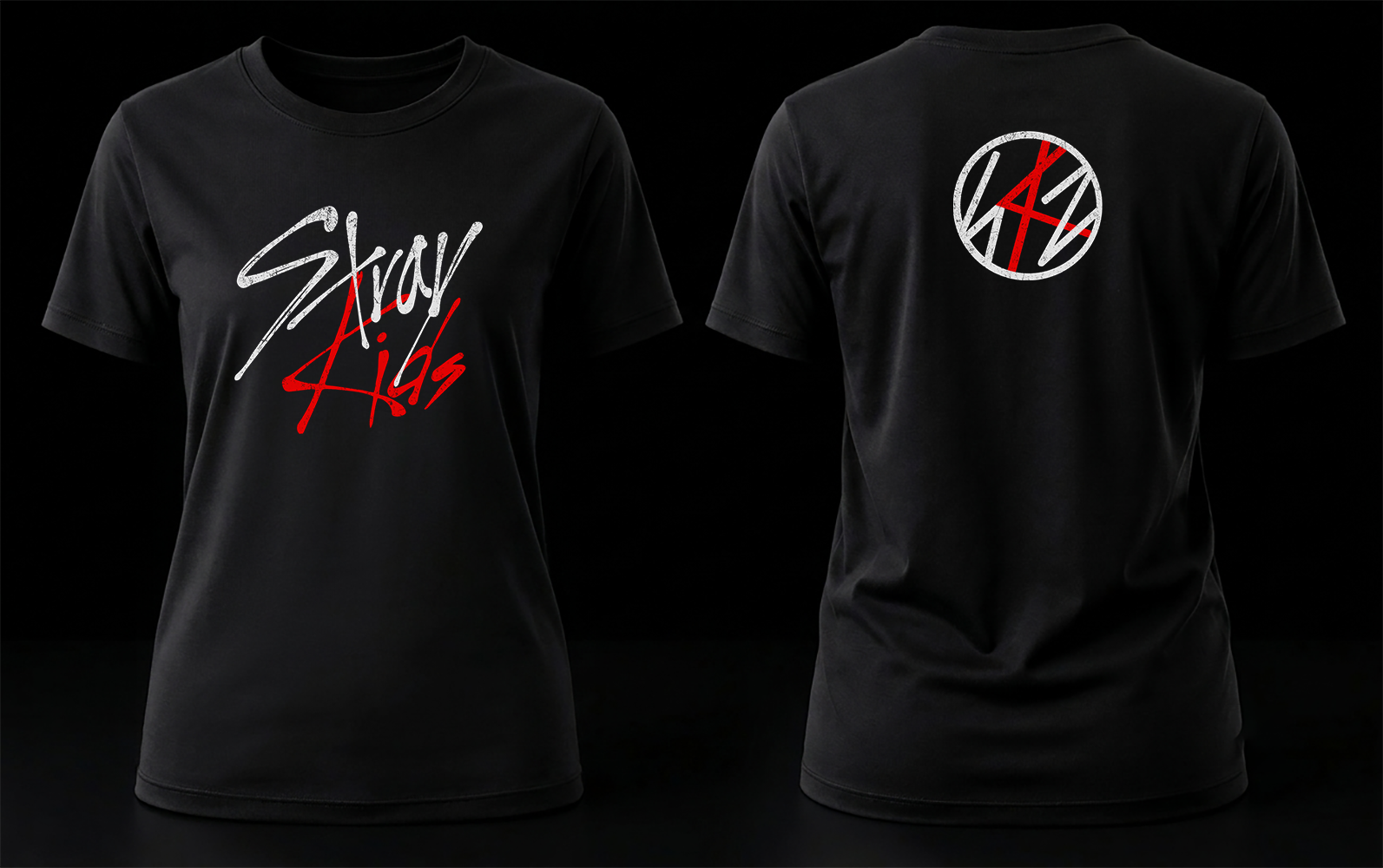 stray kids logo 1.1 Vista conjunta frontal y trasera de la playera de Stray Kids con el logotipo de brocha al frente y el emblema circular trasero.