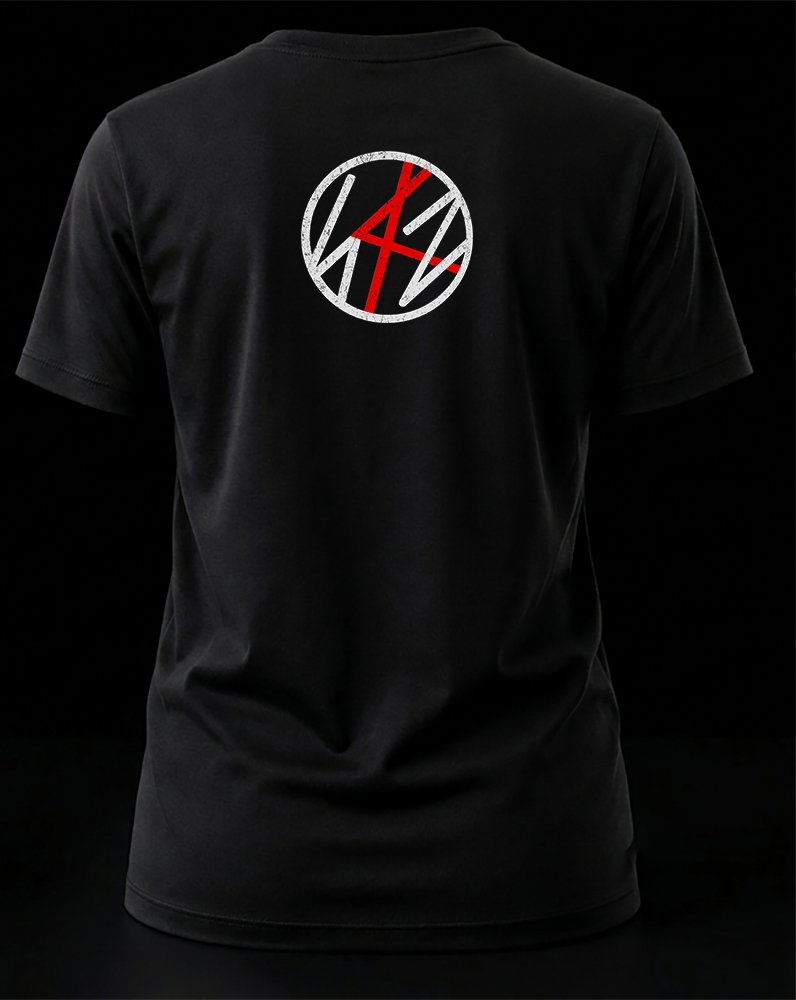 stray kids logo 1.2 Vista trasera de playera negra de Stray Kids con el emblema circular oficial del grupo estampado en blanco y rojo en la nuca.