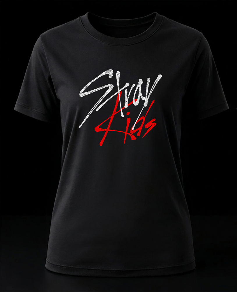 stray kids logo 1 Frente de playera negra de Stray Kids con el logotipo oficial en tipografía estilo brocha de color blanco y rojo.