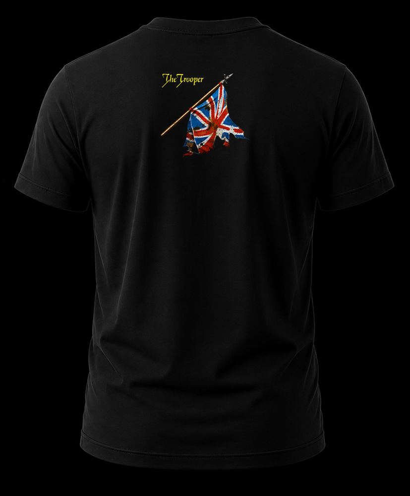 iron maiden the trooper 1.2 Vista trasera de playera negra de Iron Maiden con el diseño de la bandera ondeando y el título The Trooper estampado en la nuca.