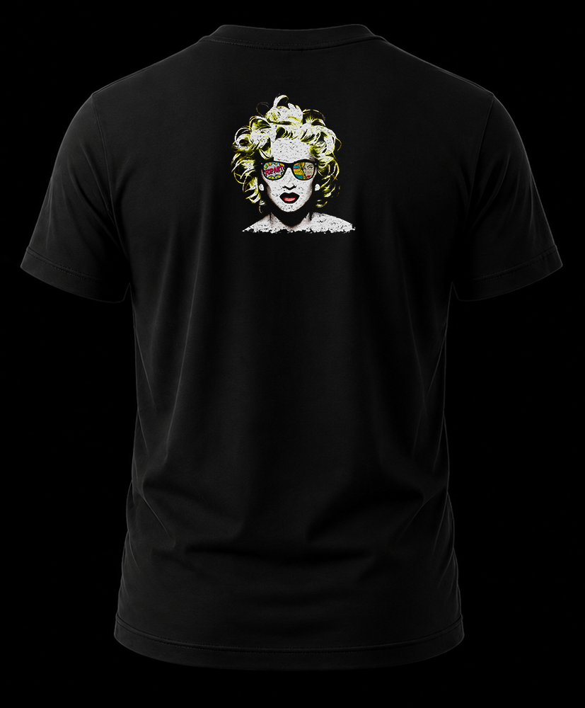 madonna 80s 1.2 Vista trasera de playera negra de Madonna con diseño de retrato stencil en rubio y lentes oscuros con reflejo multicolor en la nuca.