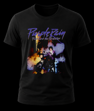 Frente de playera negra de Prince con el diseño clásico de Purple Rain mostrando al artista en la motocicleta y letras púrpuras.
