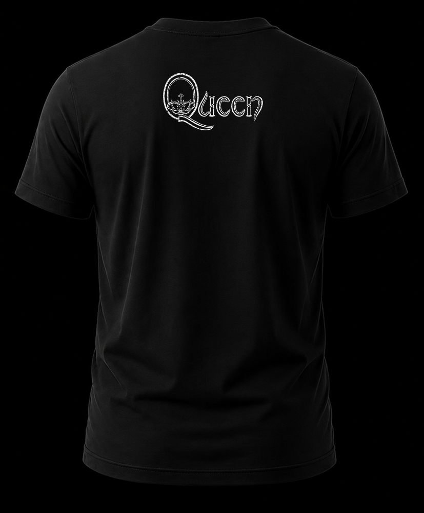 queen logo 1.2 Vista trasera de playera negra de Queen con el logotipo clásico de la banda con corona impreso en blanco en la nuca.