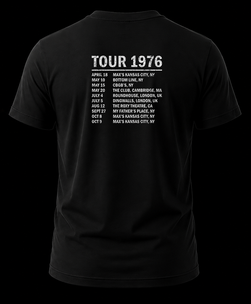 ramones tour 76 1.2 Vista trasera de playera negra de los Ramones con el listado en blanco de las fechas del Tour 1976 estampado en la nuca.