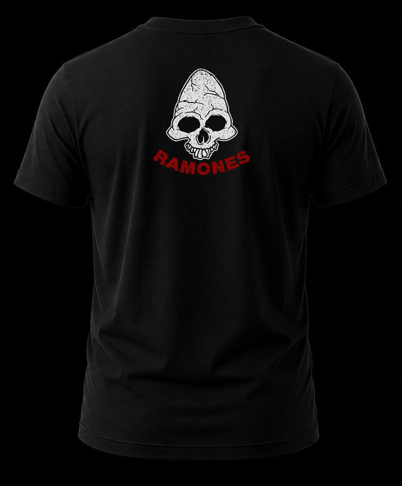 ramones logo 1.2 Vista trasera de playera negra de los Ramones con la ilustración de la calavera blanca y el nombre en rojo estampado en la nuca.