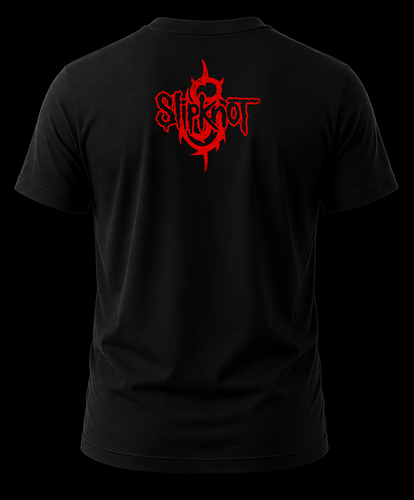 slipknot masks 1.2 Vista trasera de playera negra de Slipknot con el logotipo oficial y el símbolo del nonagrama de 9 puntas estampado en color rojo en la nuca.