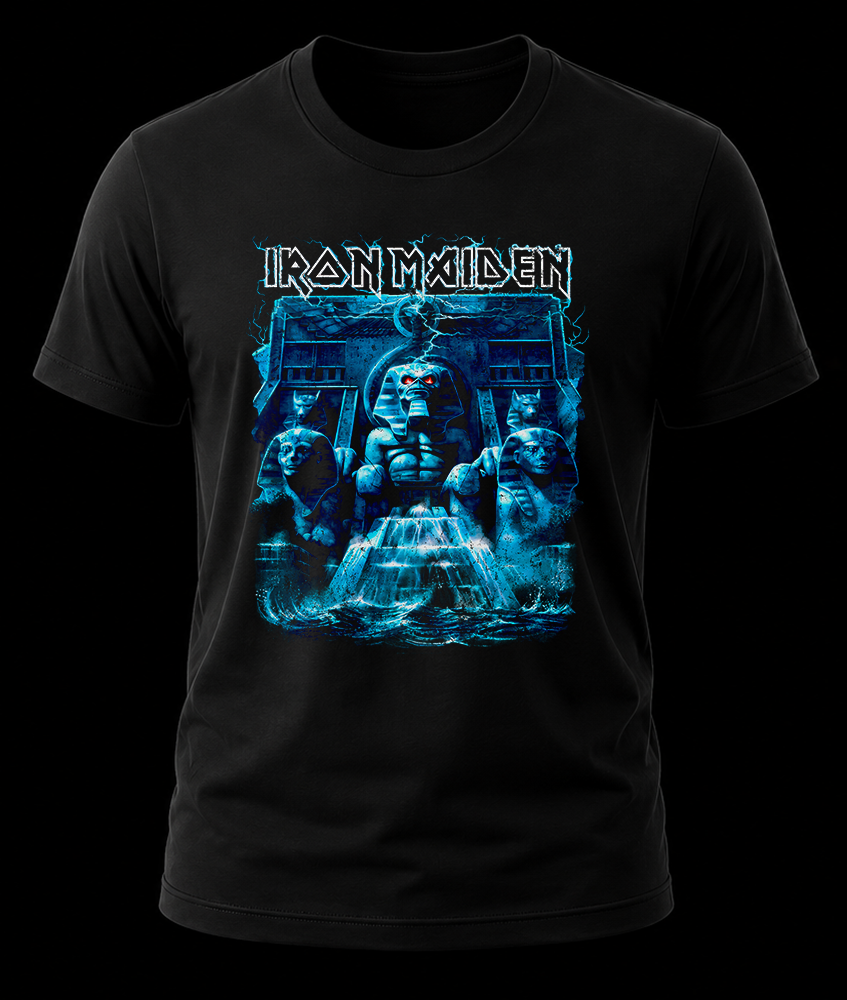 maiden tour 2026 mariner 1 Frente de playera negra de Iron Maiden con ilustración de Eddie Faraón azul en templo con rayos y mar.