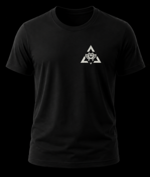 Pecho de playera negra de Five Finger Death Punch con logotipo geométrico triangular y manopla 5FDP.