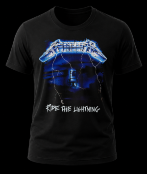 Frente de playera negra de Metallica con el arte de portada de Ride the Lightning y la silla eléctrica en azul.