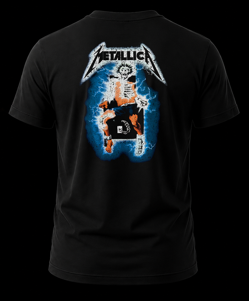 metallic ride the lightning 1.2 Vista trasera de playera negra de Metallica con ilustración de calavera electrocutada y logo en la nuca.