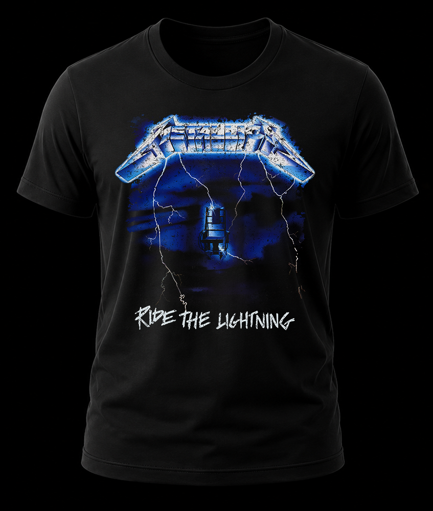 metallic ride the lightning 1 Frente de playera negra de Metallica con el arte de portada de Ride the Lightning y la silla eléctrica en azul.